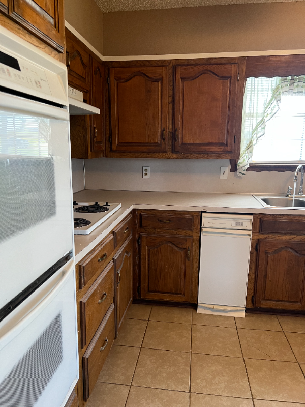 908 Sycamore Dr - Photo 4 of 28
