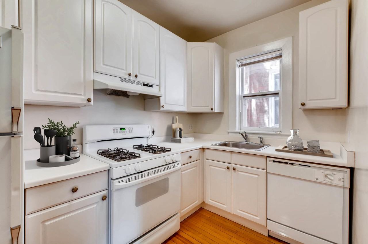 1126 N Emerson St - Photo 4 of 9
