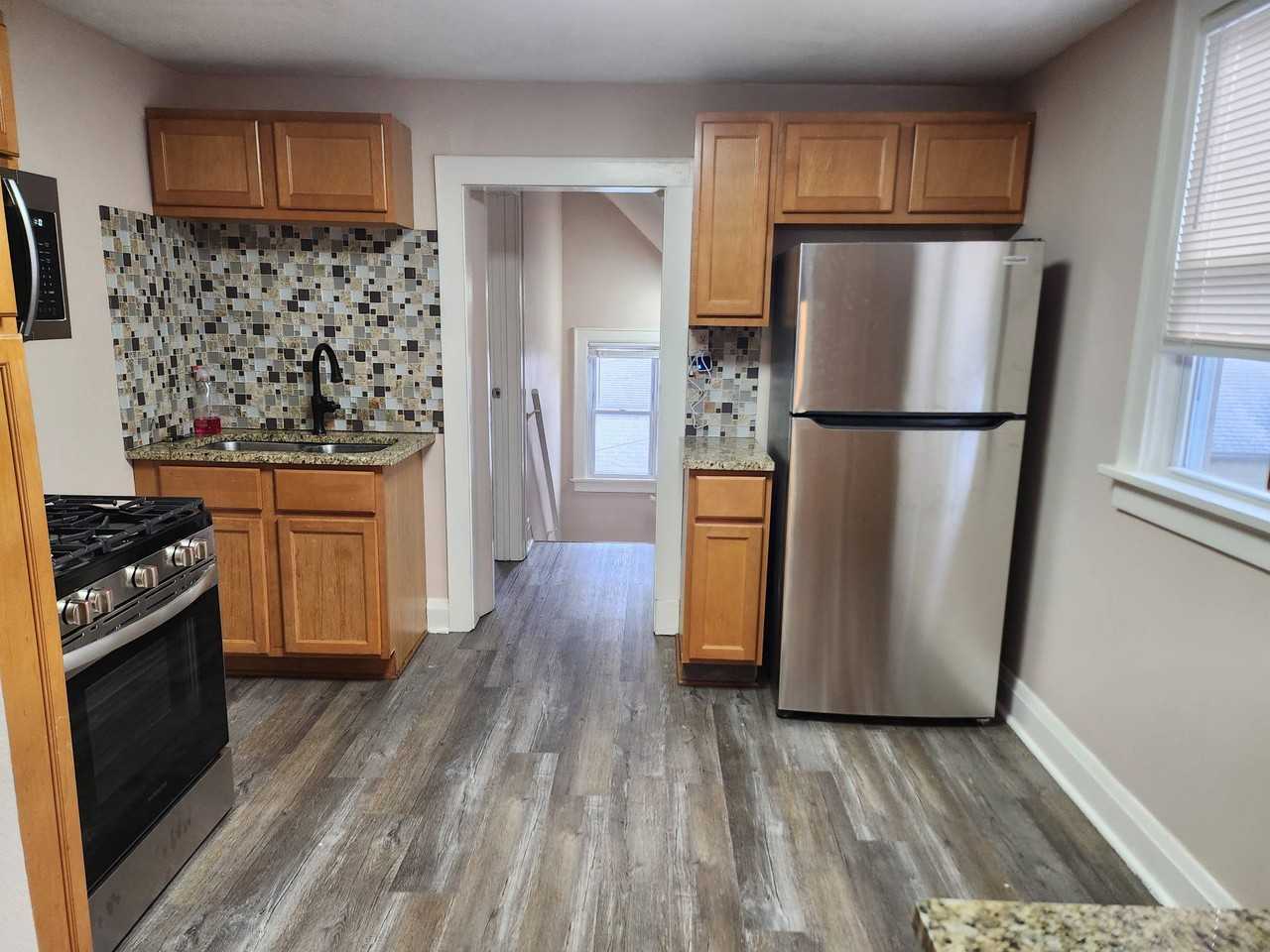 1221 E Clarke St Uppr - Photo 2 of 9