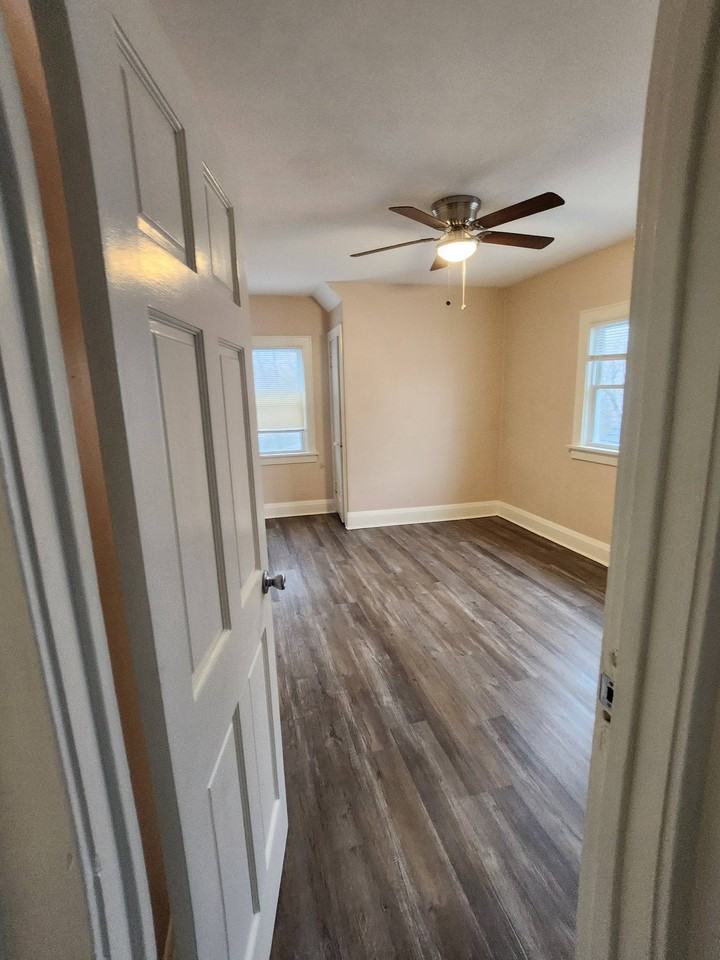 1221 E Clarke St Uppr - Photo 4 of 9