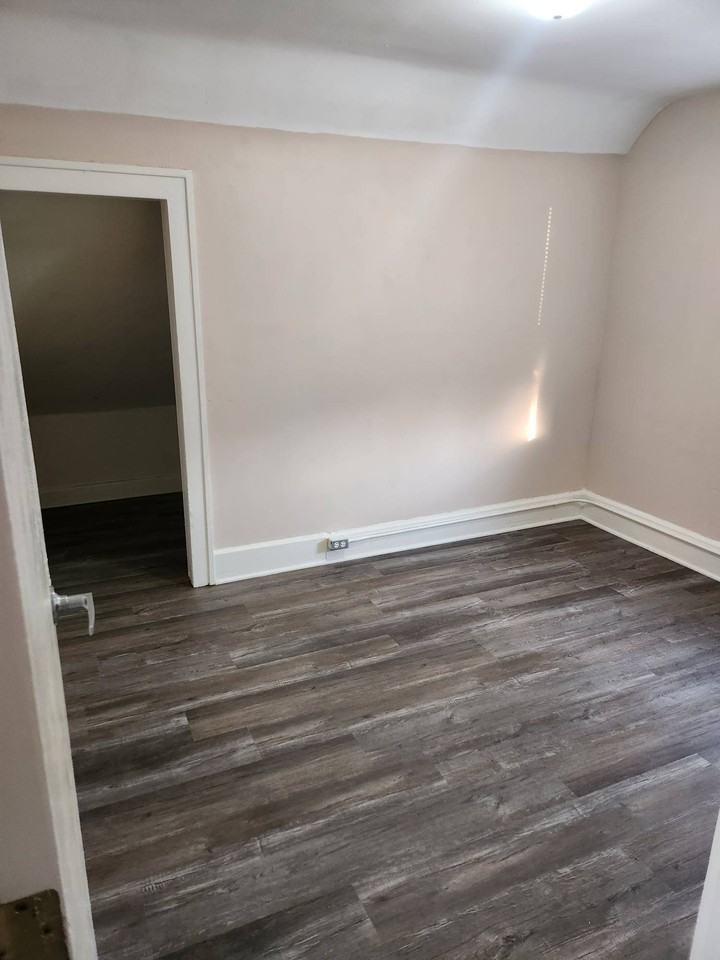 1221 E Clarke St Uppr - Photo 6 of 9