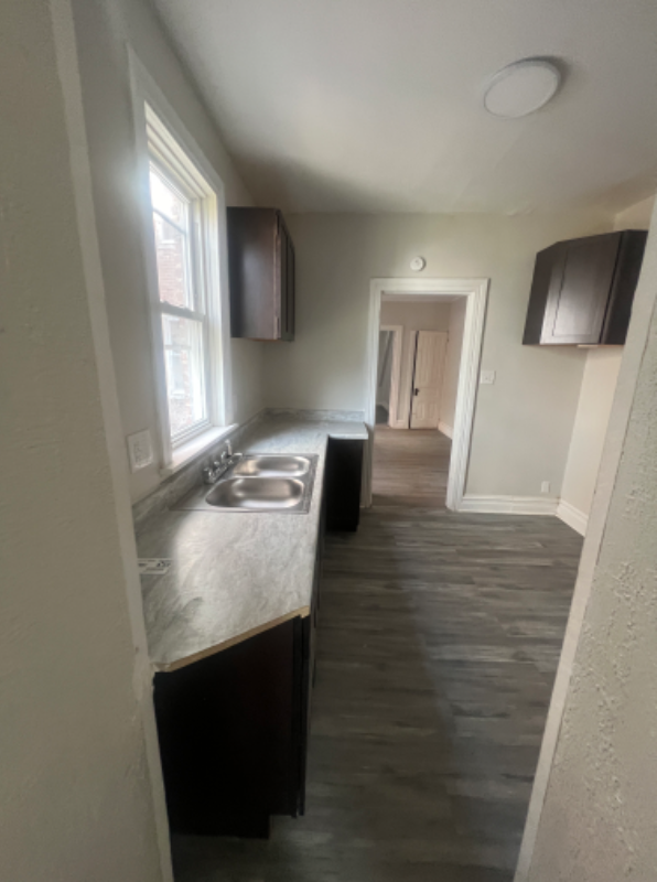 918 W King St 1st Fl #1 - Photo 3 of 9