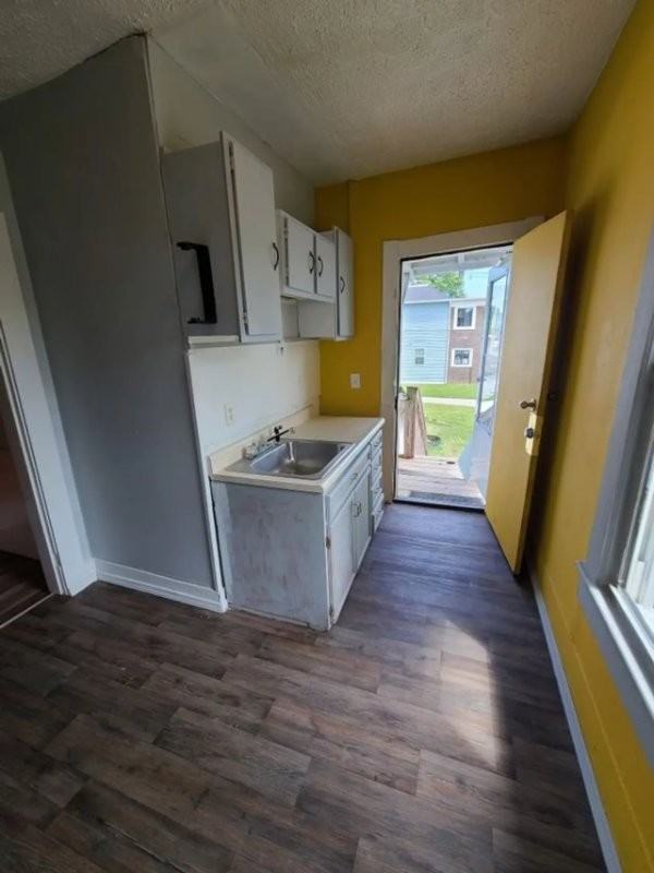 225 1/2 S East St - Photo 2 of 7