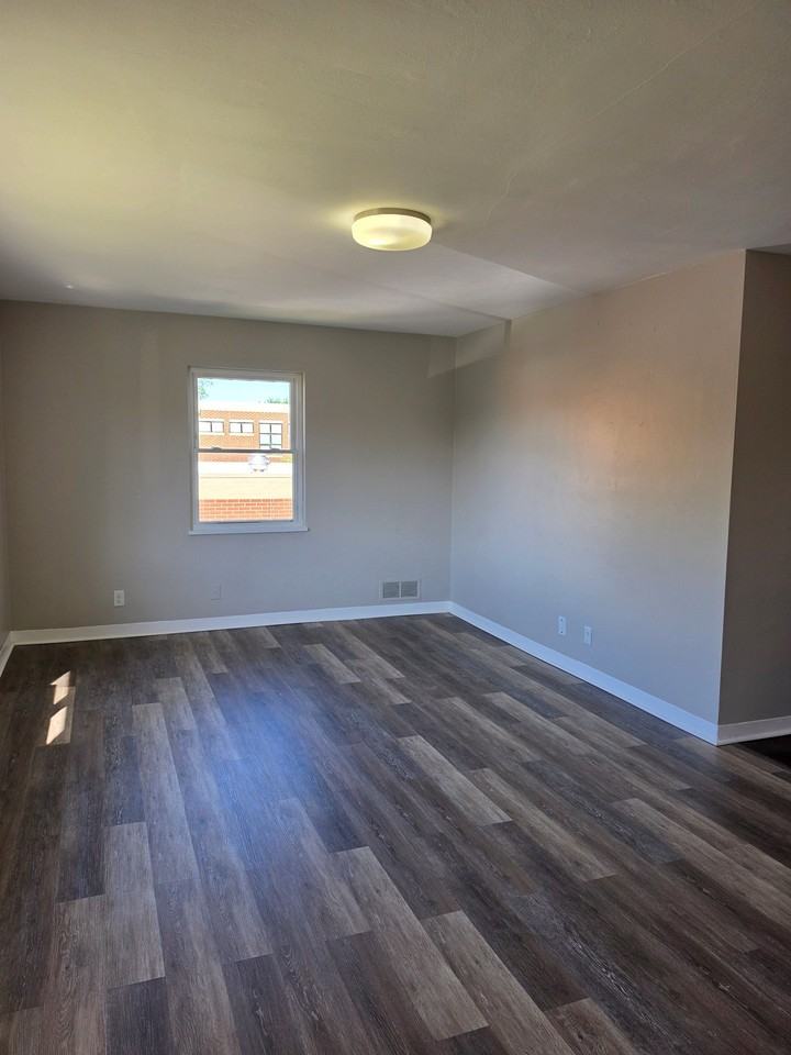 829 Uhrig Ave #4 - Photo 6 of 11