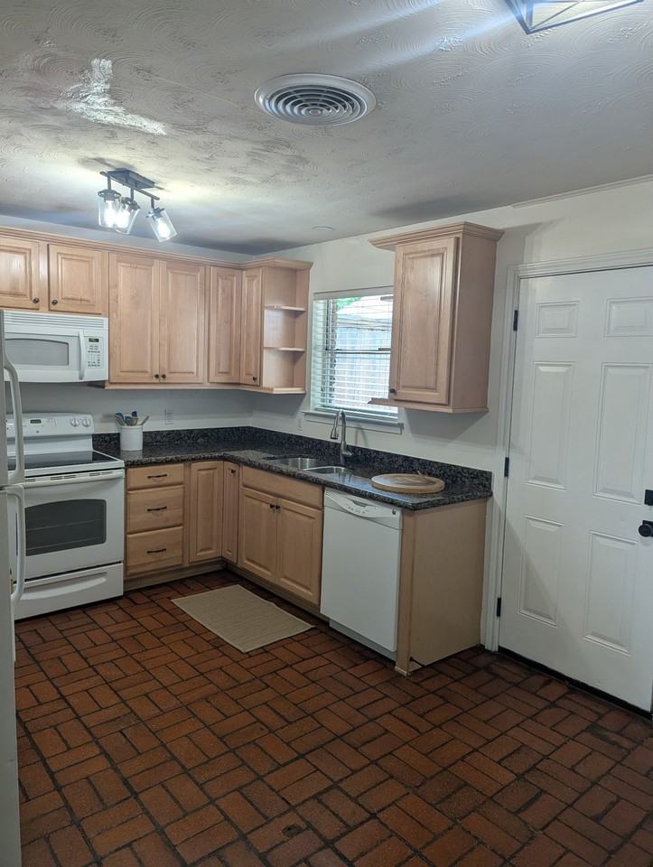 1311 N Morris St - Photo 5 of 22
