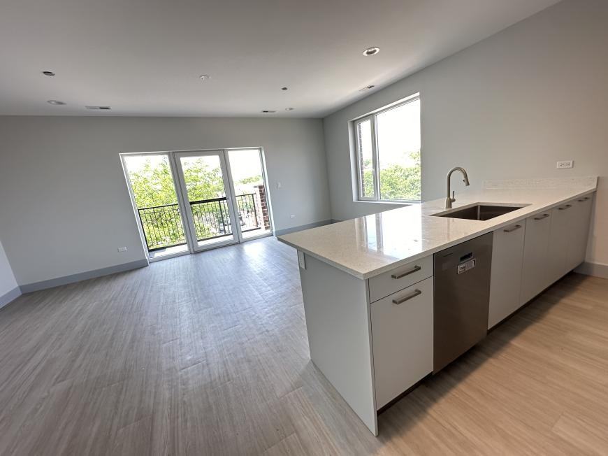 6355 N Glenwood Ave - Photo 4 of 10