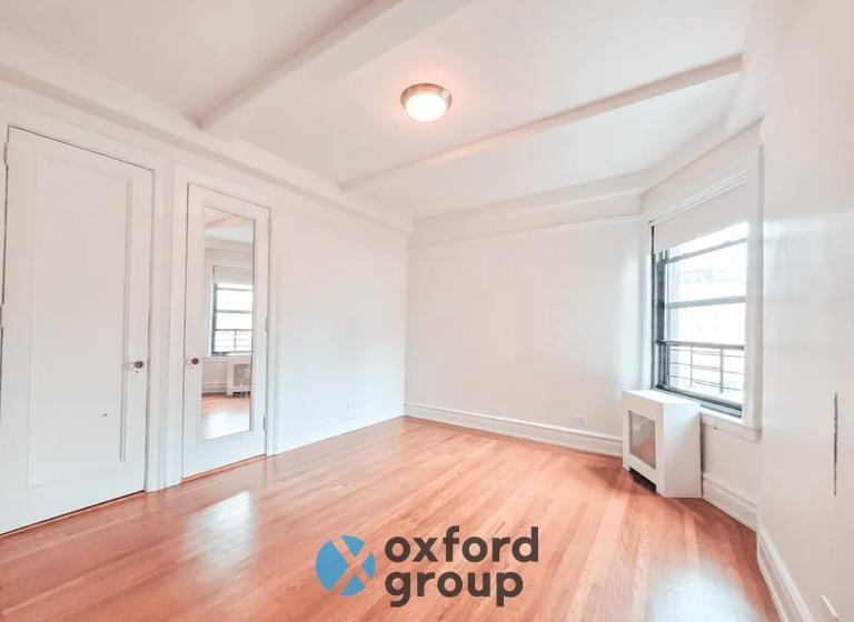 290 E 75th St - Photo 4 of 6