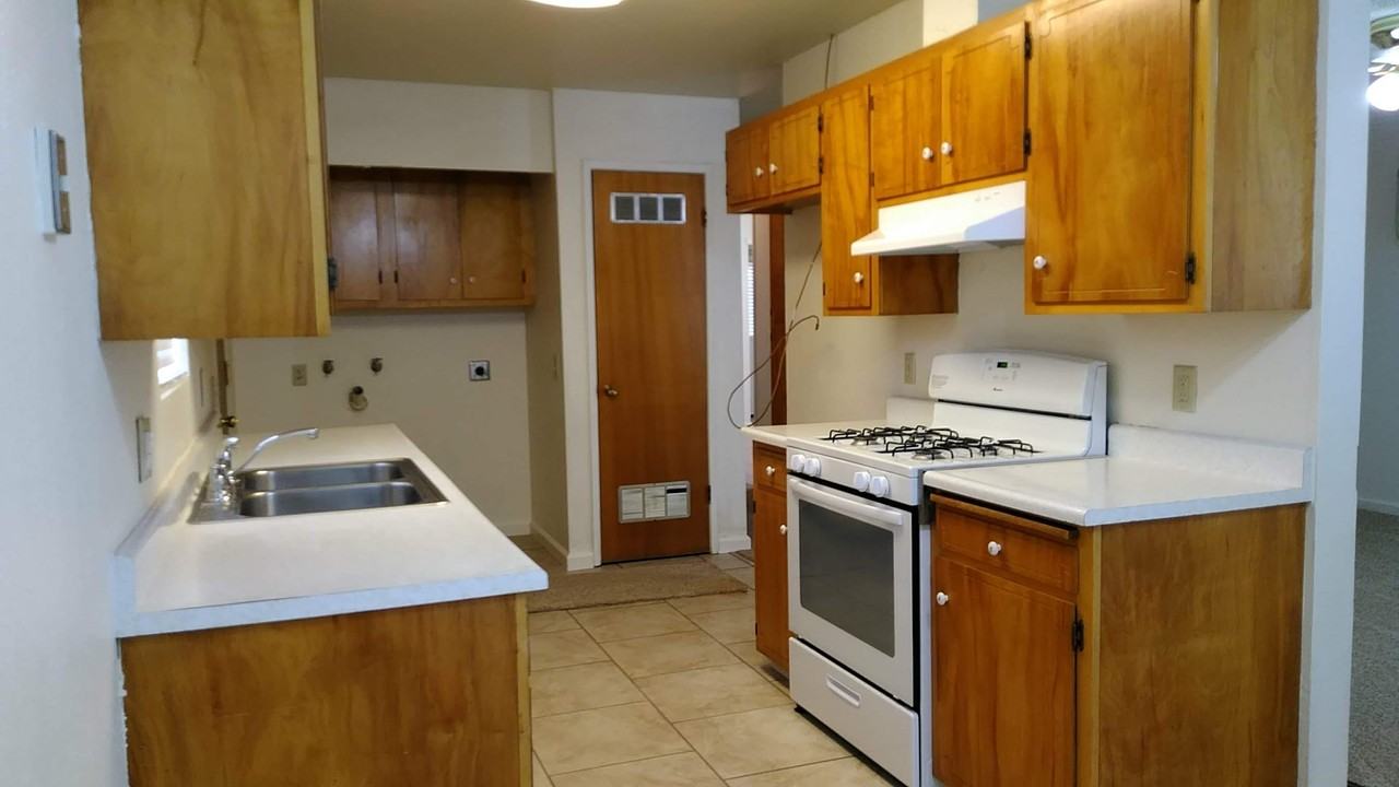 189 N Marguerite Ave #1 - Photo 4 of 9