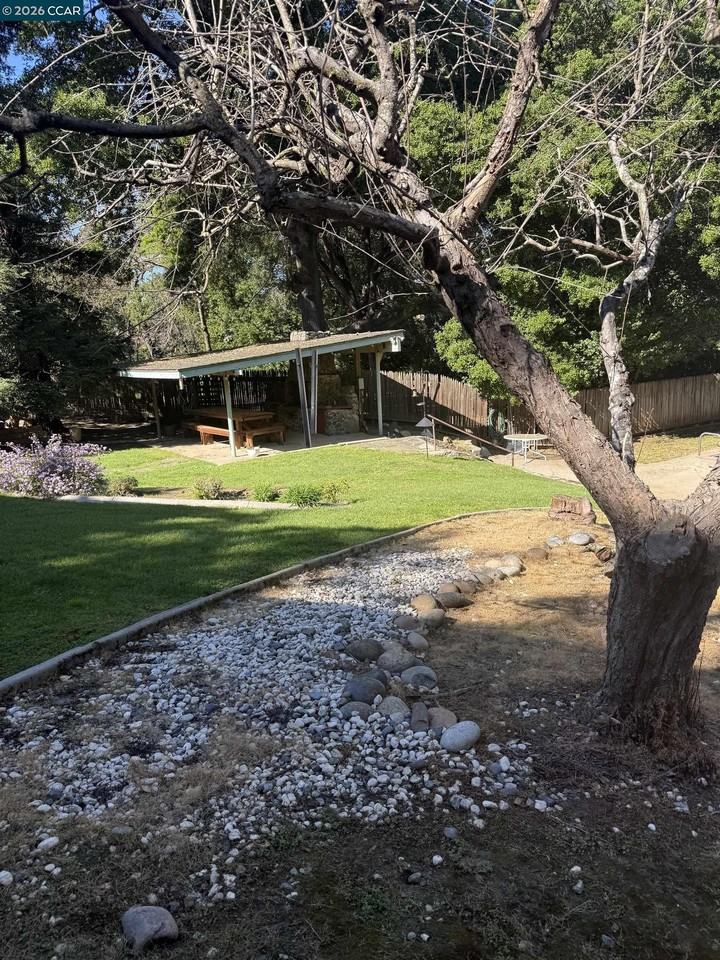 123 Sheridan Ln - Photo 3 of 8