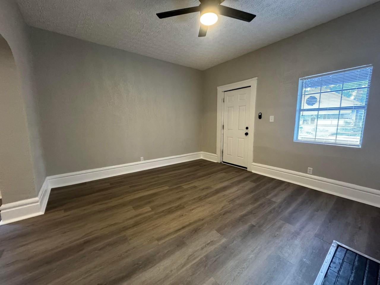 99 Whitethorne Ave - Photo 5 of 32