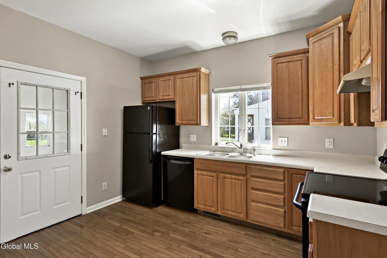 75 Edgecomb St - Photo 4 of 17