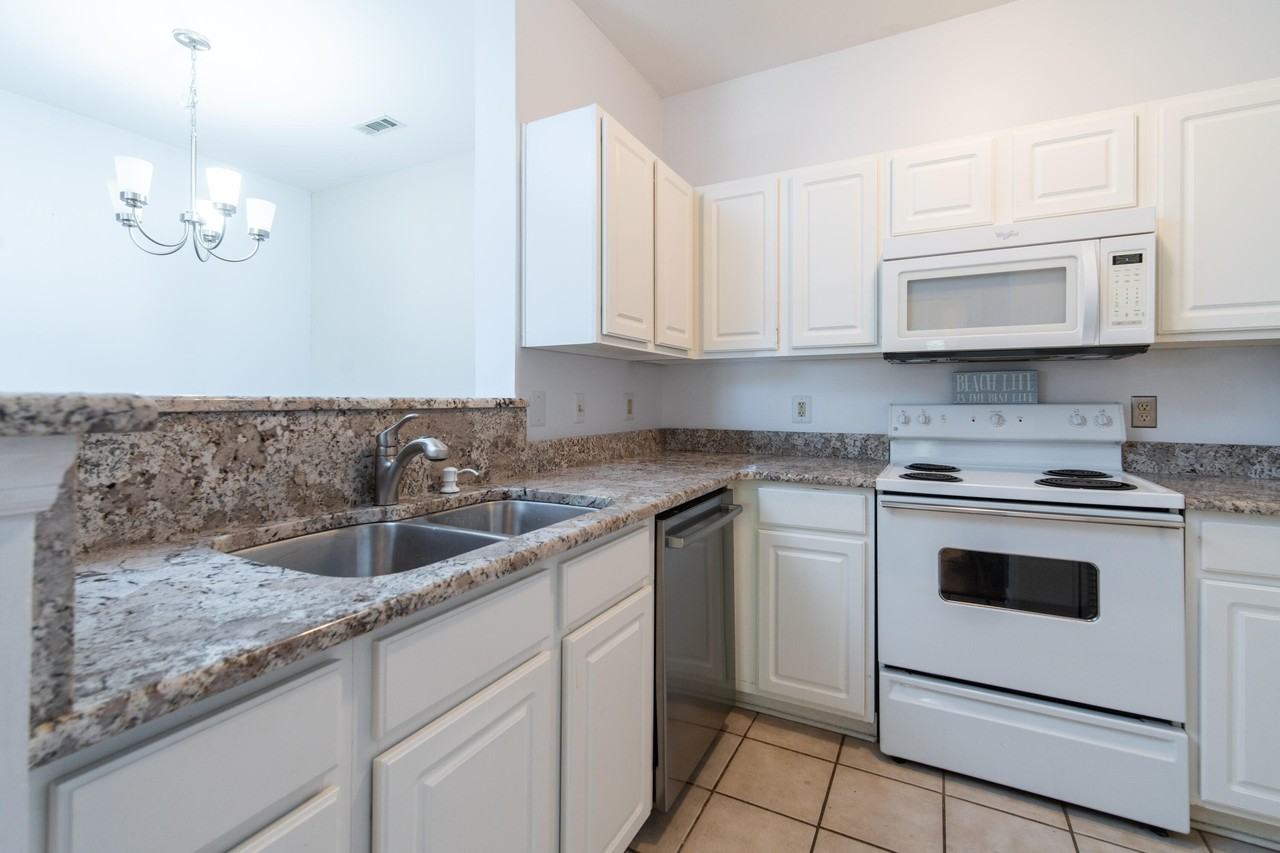 1600 Long Grove Dr #121 - Photo 6 of 16