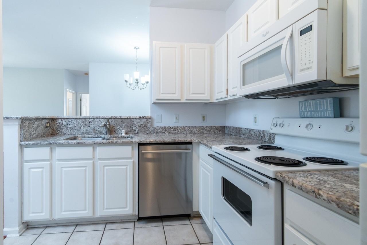 1600 Long Grove Dr #121 - Photo 7 of 16