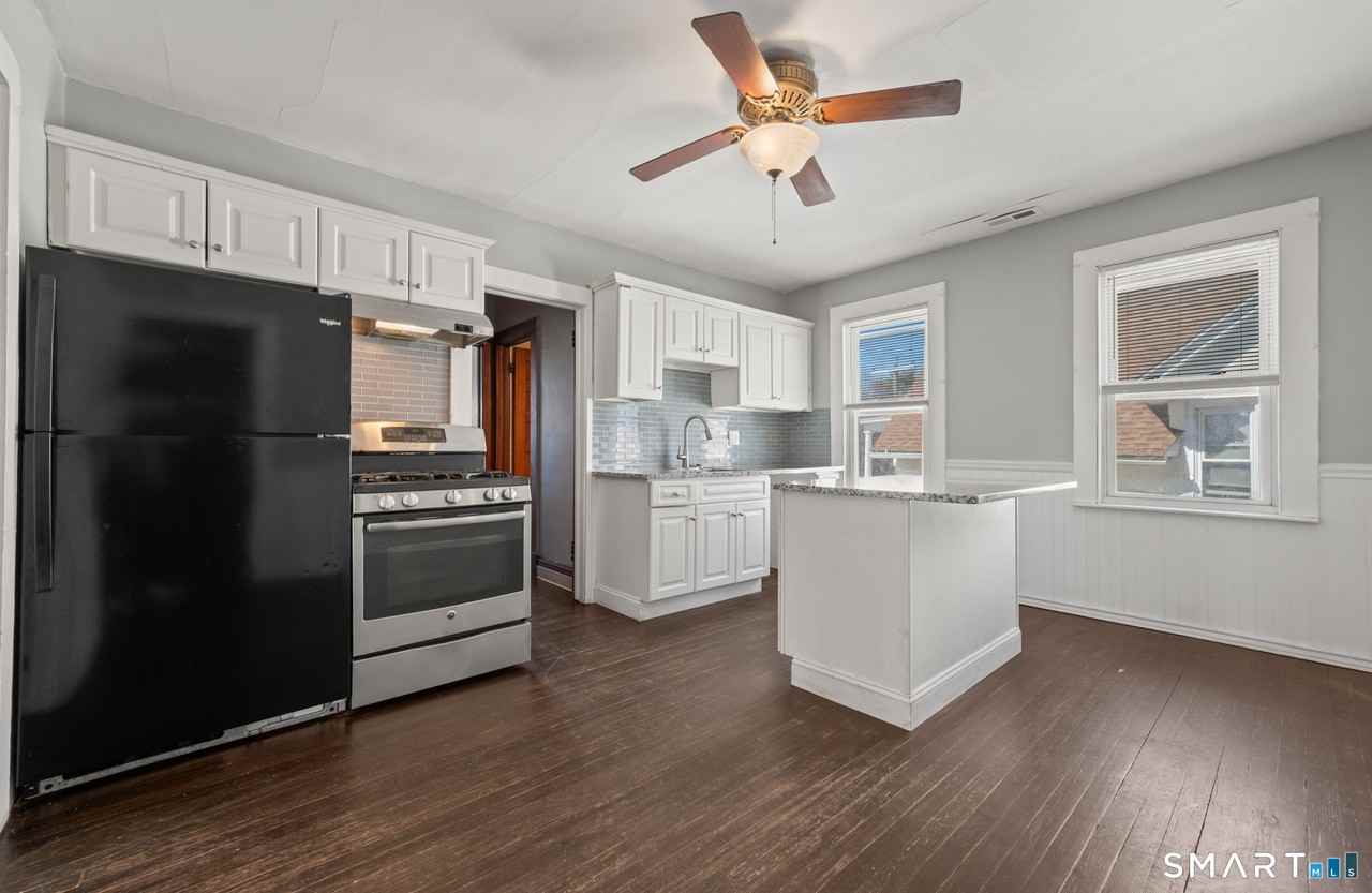 811 East St - Photo 3 of 26