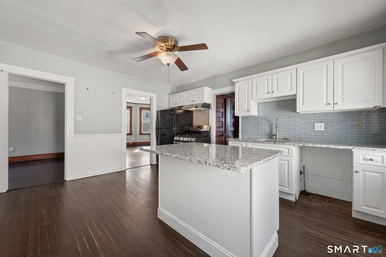 811 East St - Photo 4 of 26