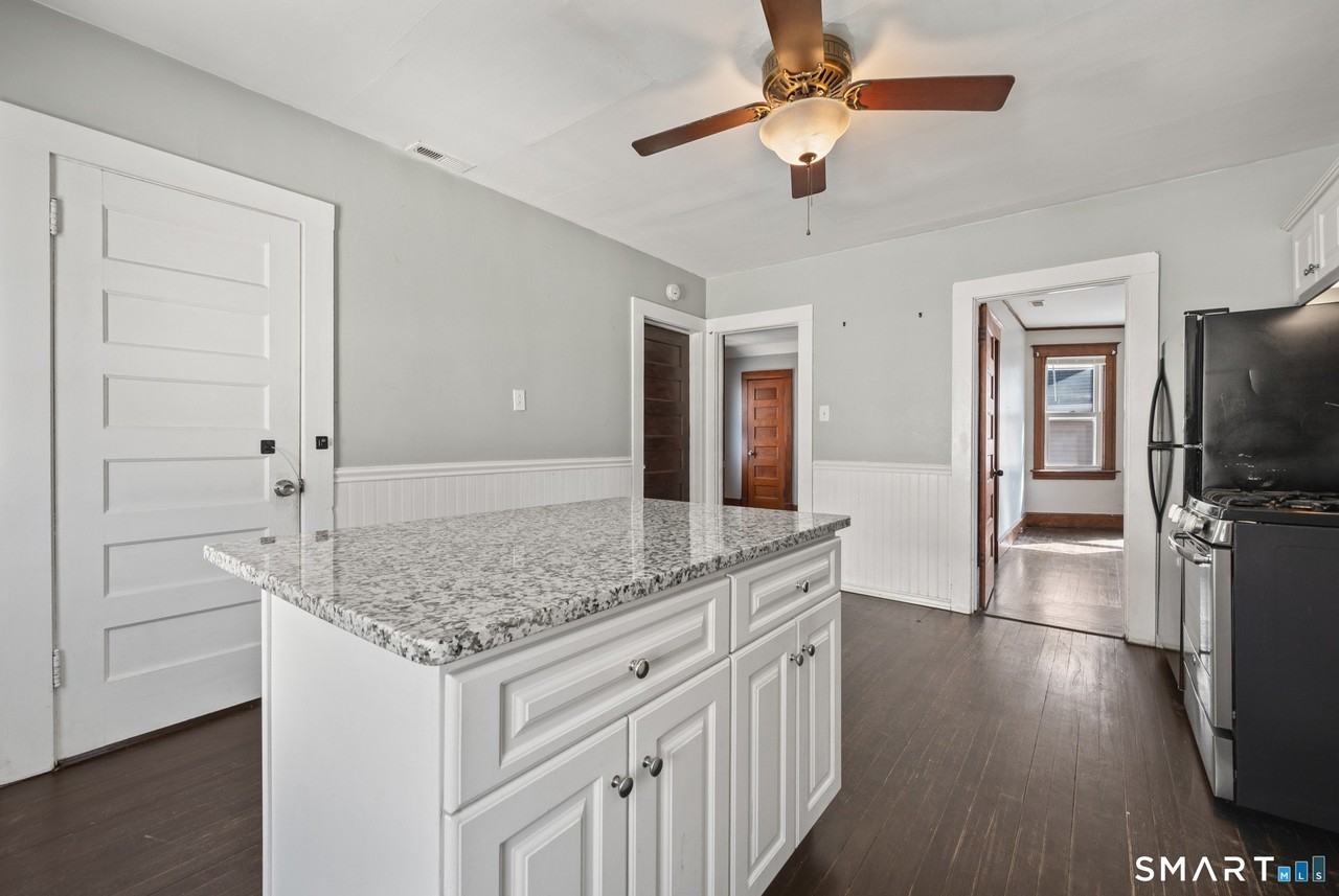 811 East St - Photo 5 of 26