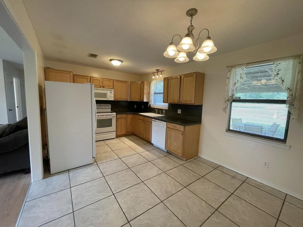 688 Roberts Dr - Photo 4 of 19