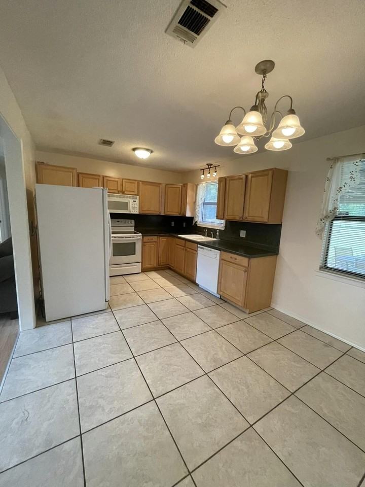 688 Roberts Dr - Photo 5 of 19