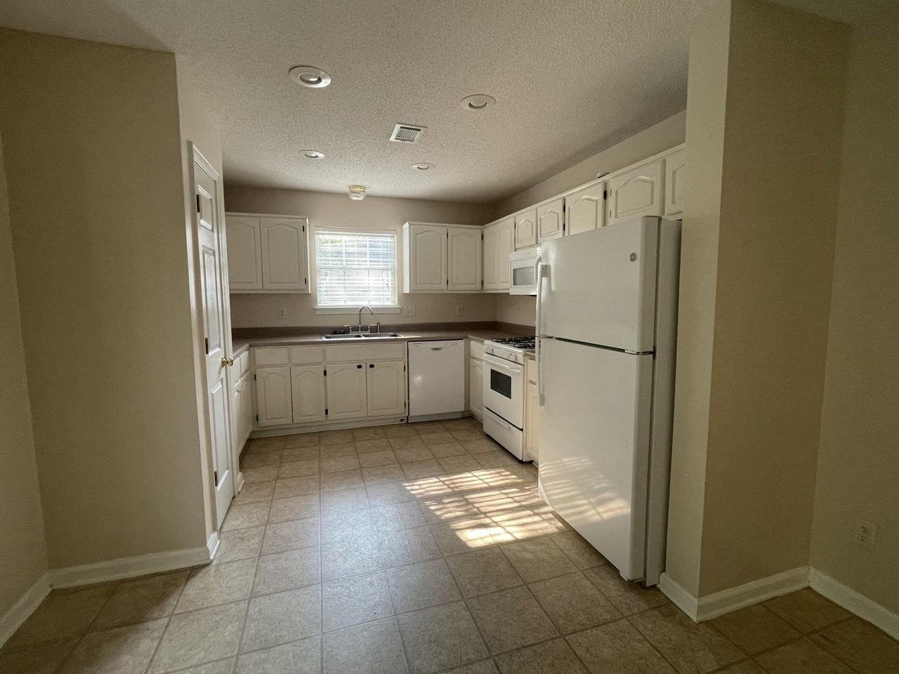 233 Timber Wind Dr - Photo 4 of 14