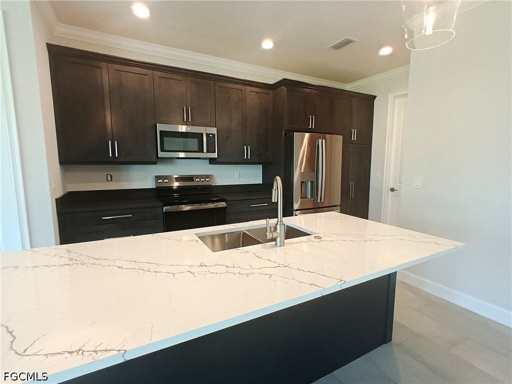 1017 Sw 33rd St - Photo 4 of 20