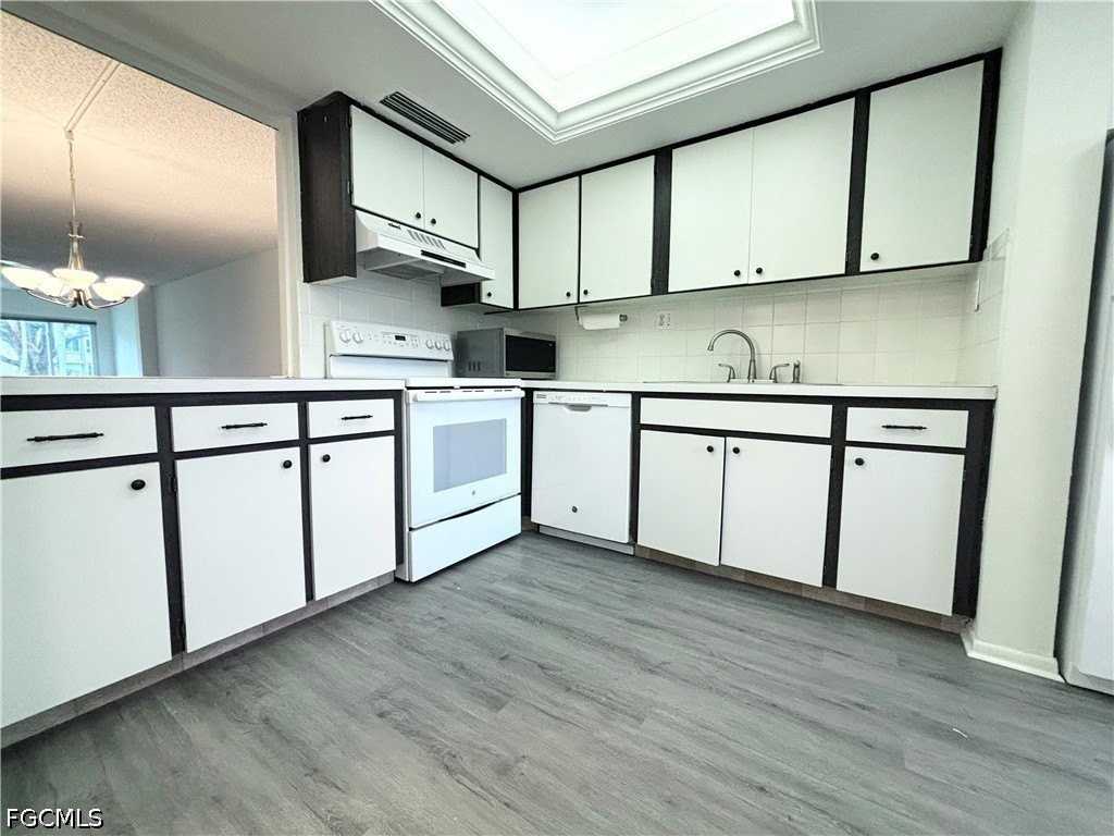 2264 Winkler Ave #107 - Photo 3 of 20