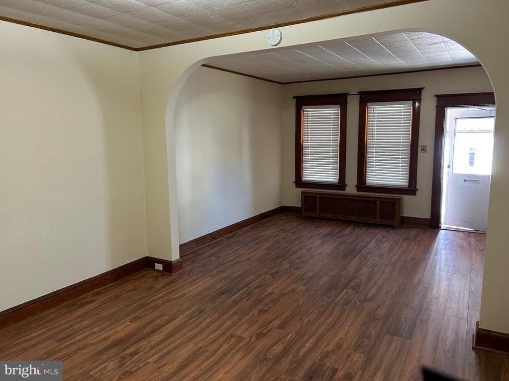 1049 Genesee St - Photo 3 of 15