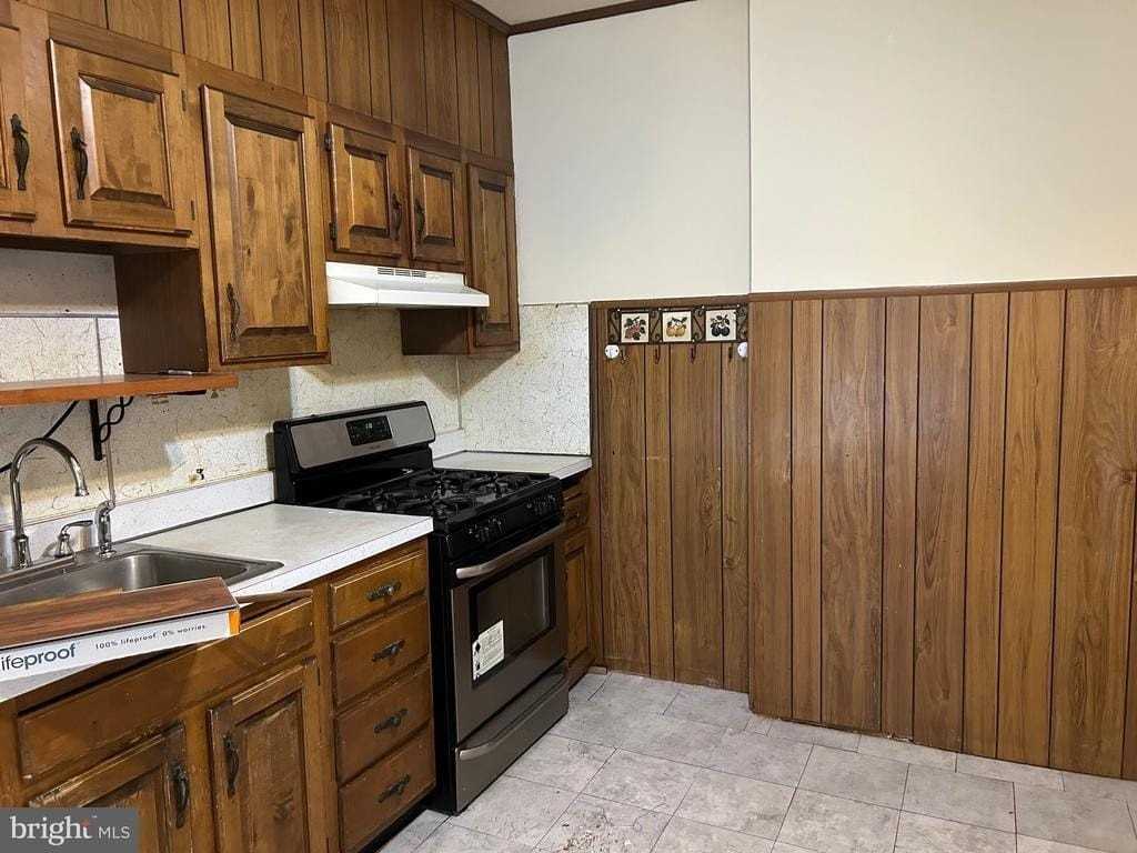 1049 Genesee St - Photo 4 of 15