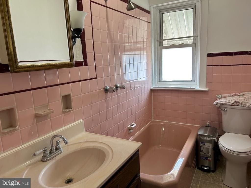 1049 Genesee St - Photo 7 of 15