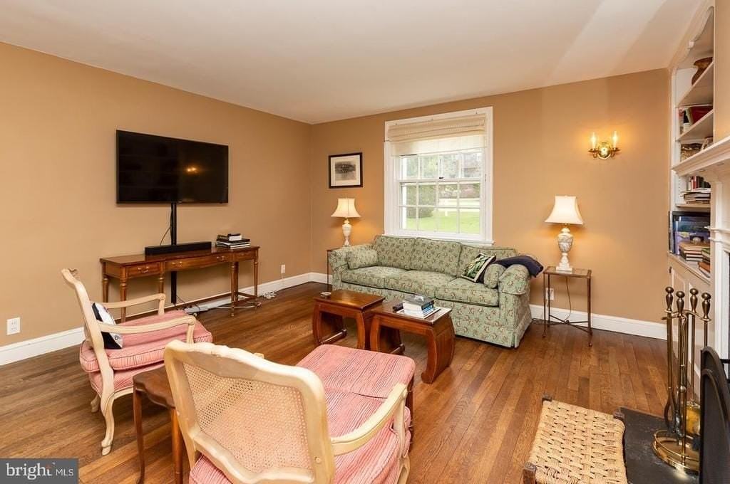 515 Manor Rd - Photo 5 of 25