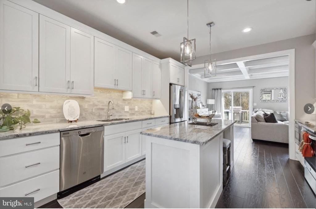 514 Coates Ln - Photo 3 of 15