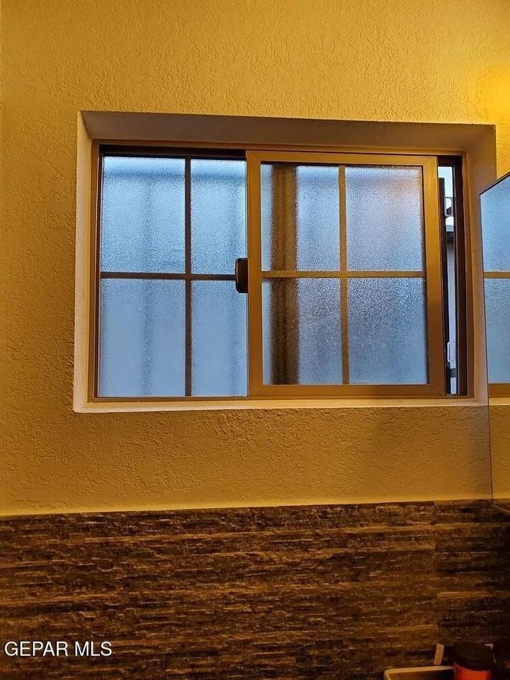 2705 Jackson Ave - Photo 5 of 11