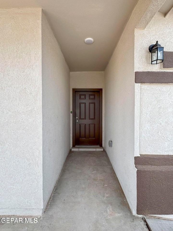 15216 Hunch Ct - Photo 4 of 32