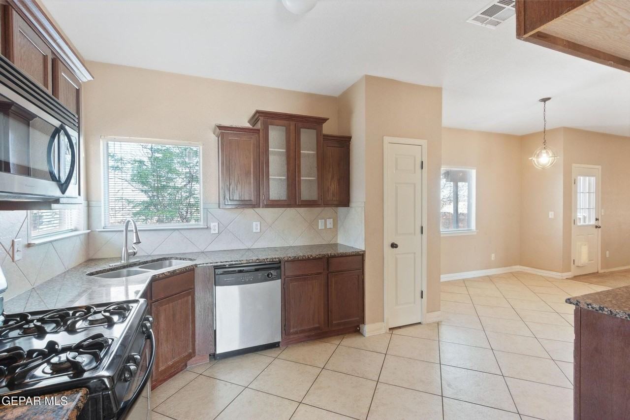 2120 Shreya St - Photo 4 of 15