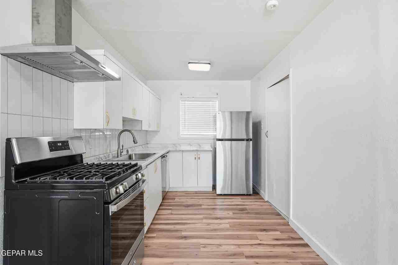 8929 Robert Dr - Photo 5 of 15