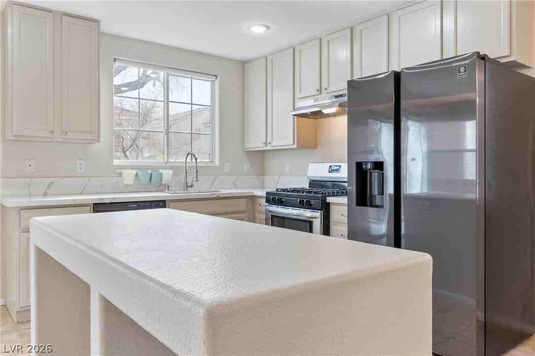 3211 Sunrise Cove Ave - Photo 5 of 32