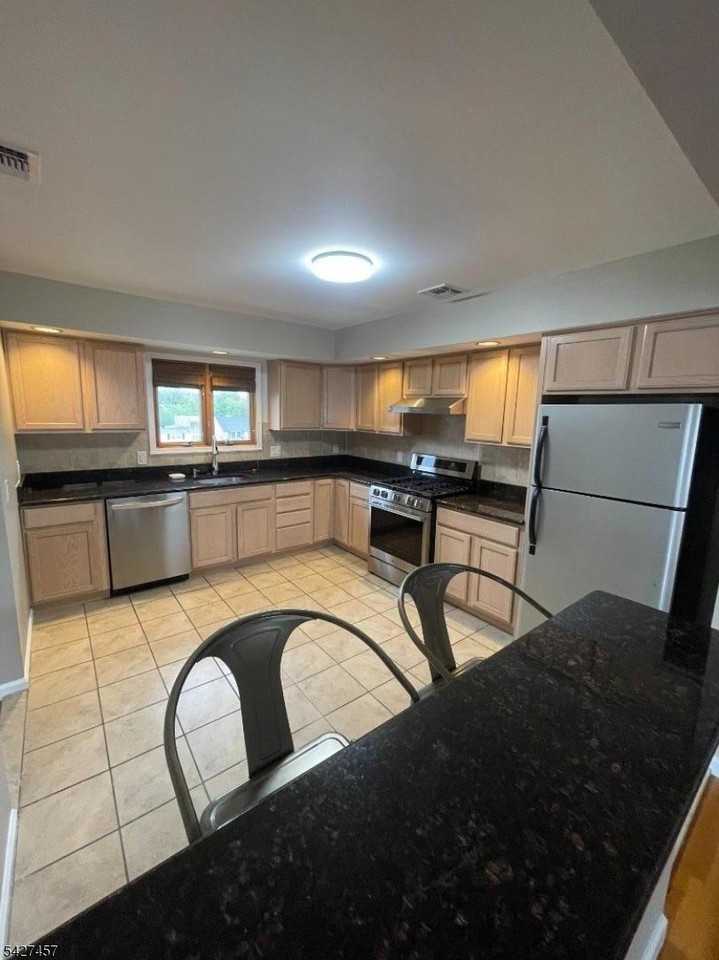 254 Crystal St - Photo 5 of 16