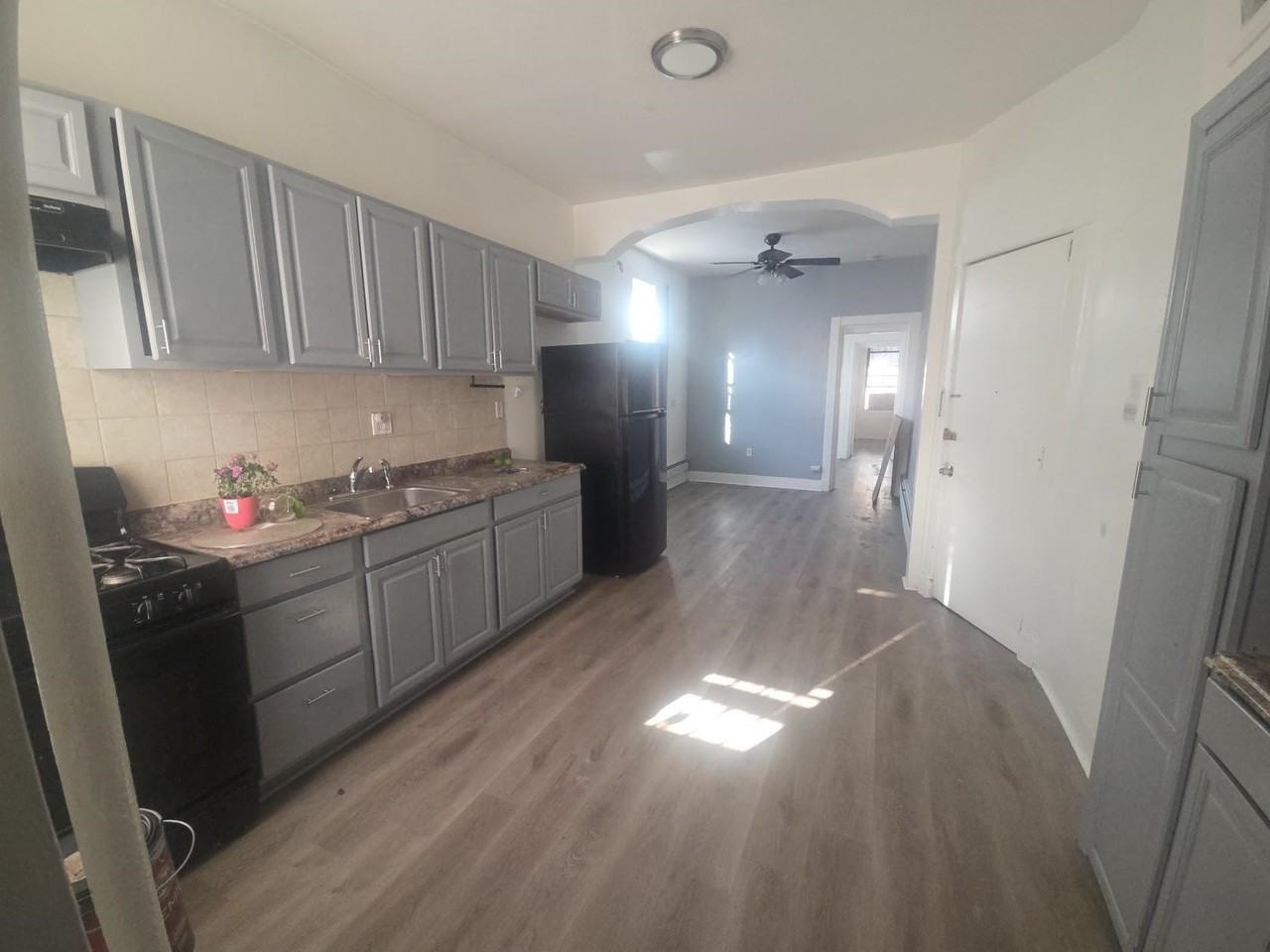 819 24th St - Photo 3 of 9