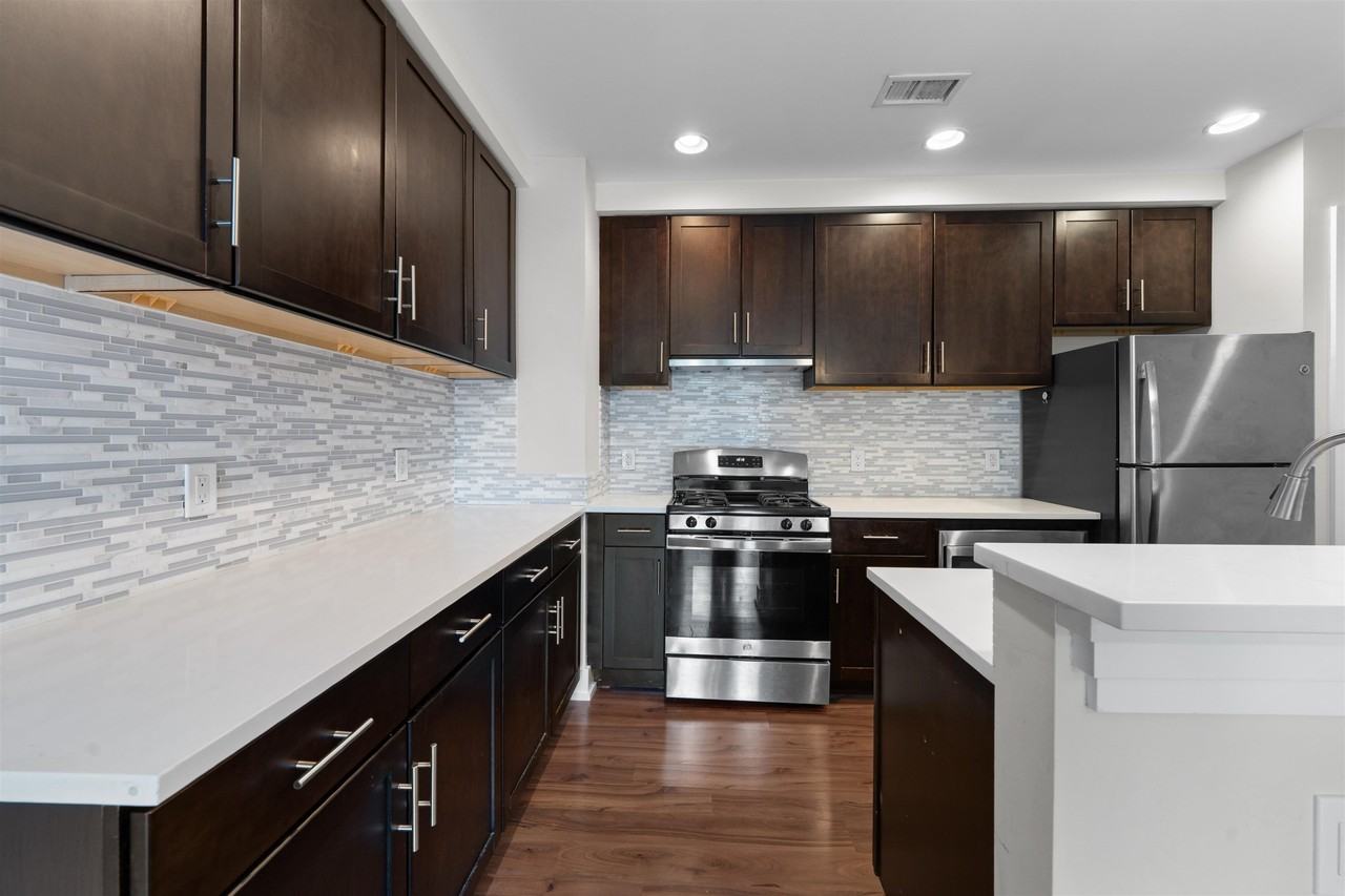 1040 Kennedy Blvd #305 - Photo 5 of 47