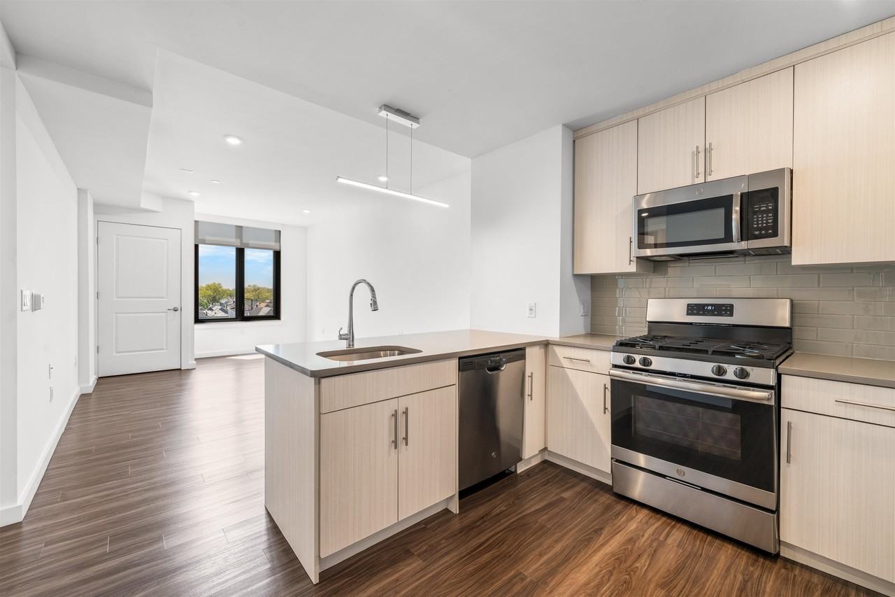 957 Broadway #611