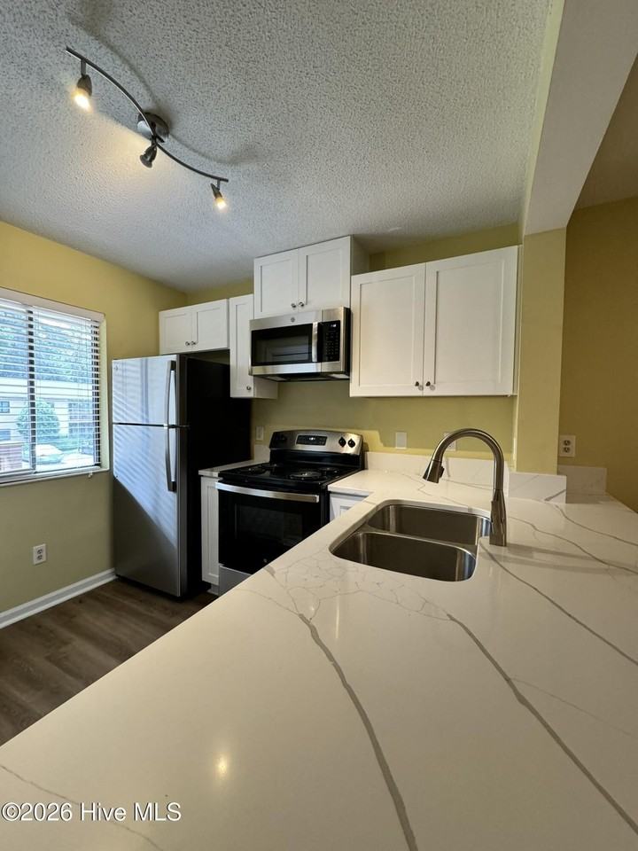 3647 Saint Johns Ct #B - Photo 3 of 16