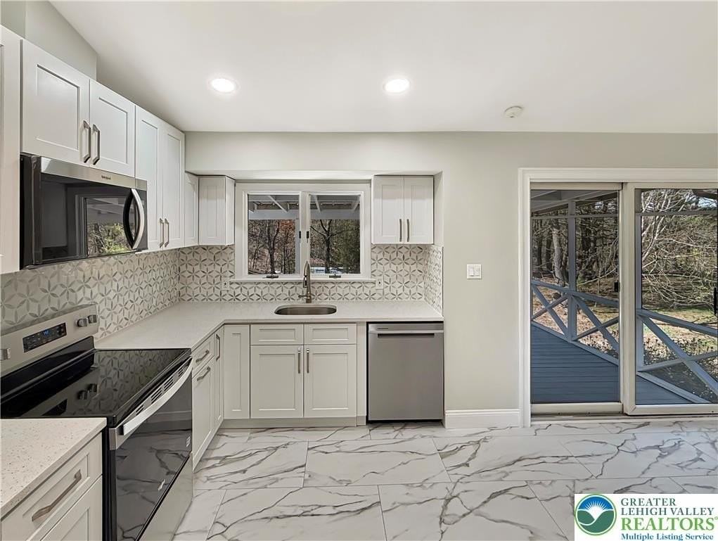 308 Hemlock Ln - Photo 4 of 19