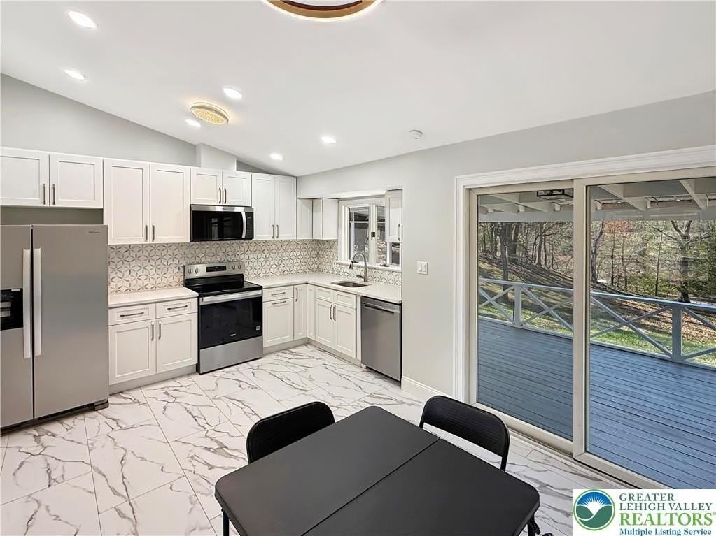 308 Hemlock Ln - Photo 5 of 19