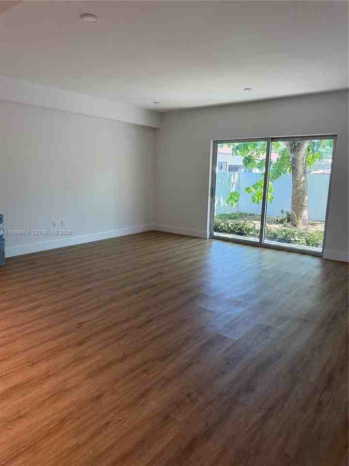 2802 Sw 5th St #2802 - Photo 3 of 10