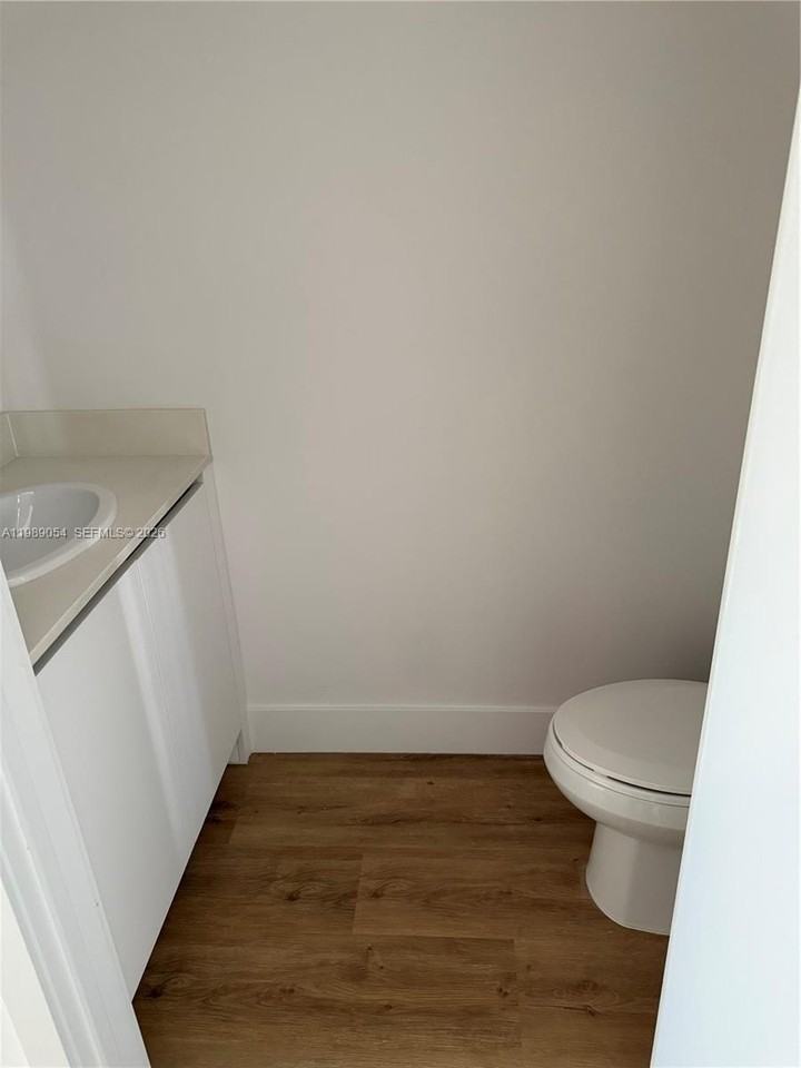 2802 Sw 5th St #2802 - Photo 4 of 10