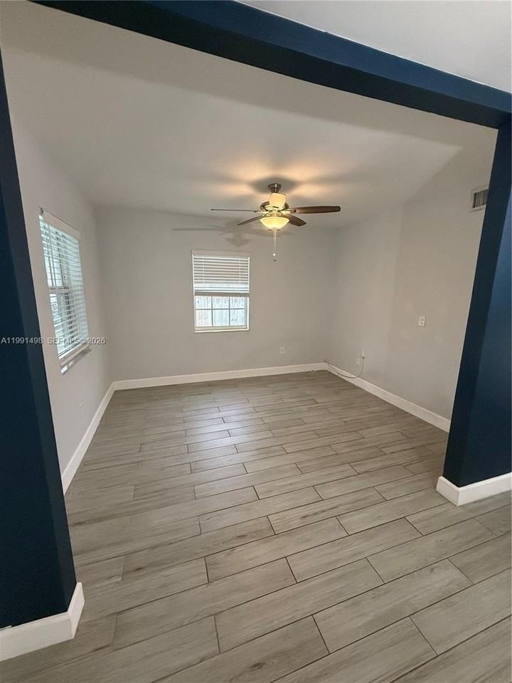 430 Nw 60th Ave - Photo 2 of 23