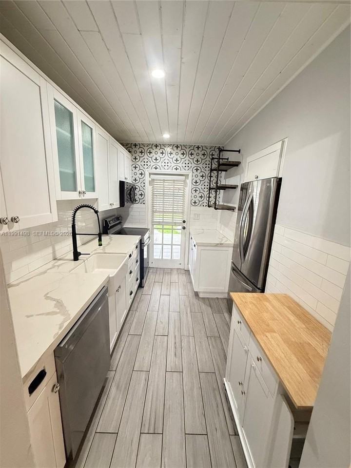 430 Nw 60th Ave - Photo 5 of 23
