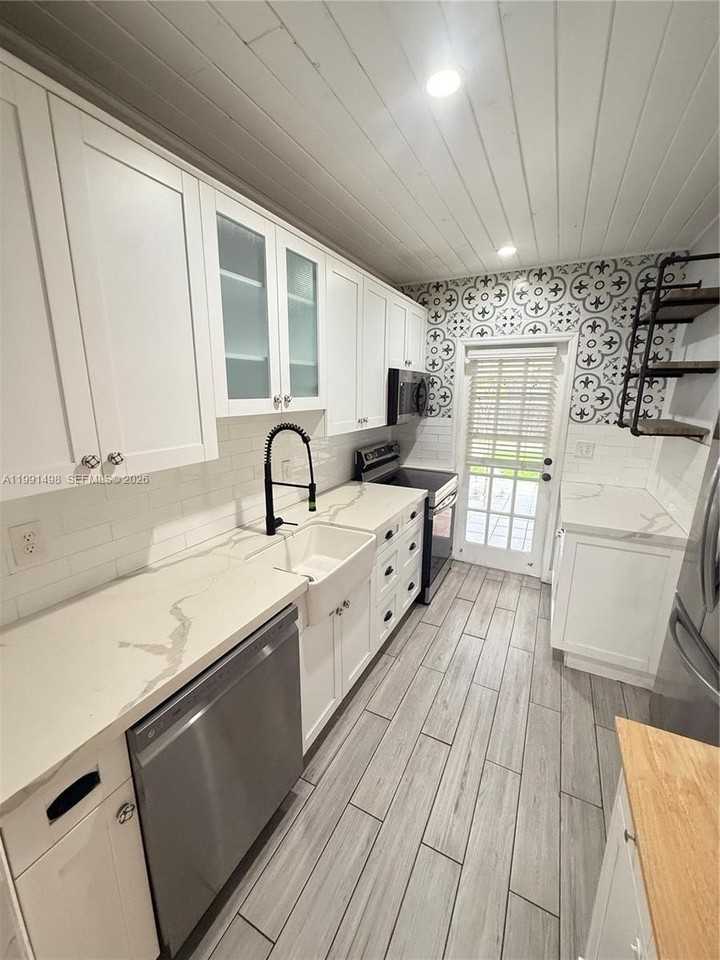 430 Nw 60th Ave - Photo 6 of 23