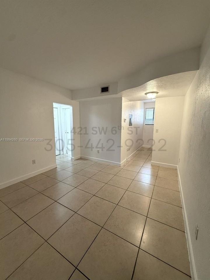 421 Sw 6th St #7 - Photo 2 of 8
