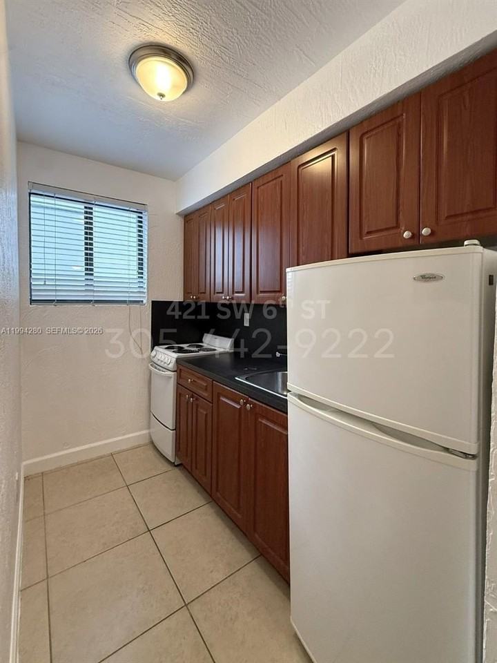 421 Sw 6th St #7 - Photo 3 of 8