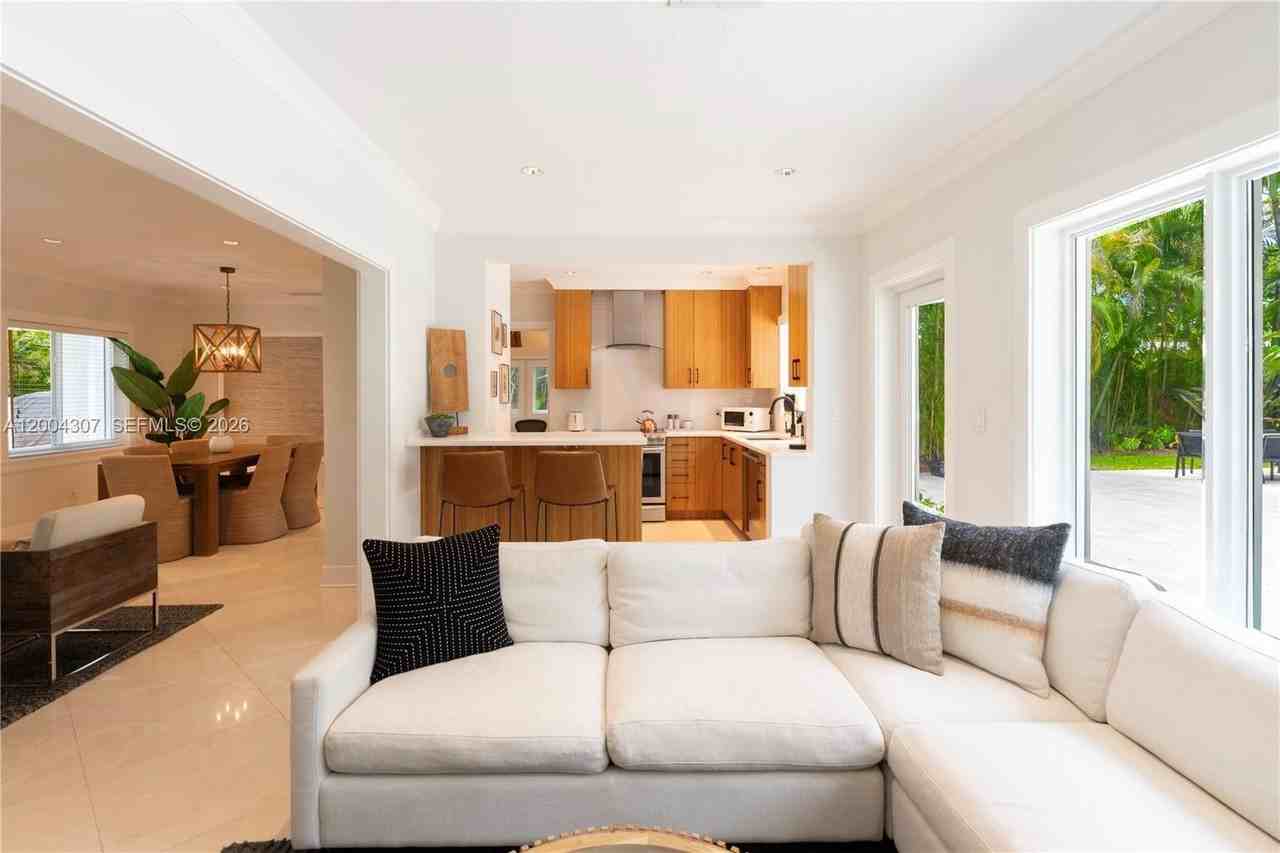 1029 Mariposa Ave - Photo 7 of 30